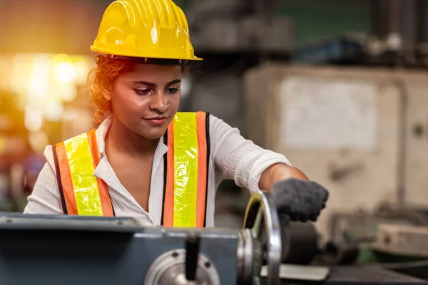 Flicka Tonåring Arbetare Afrikansk Amerikansk Arbetskraft Industri Fabrik Med Tung — Stockfoto