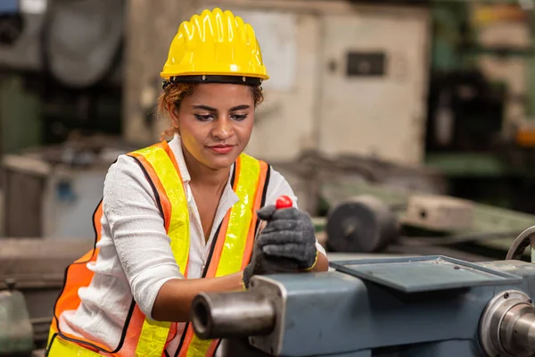 Chica Adolescente Trabajador Africano Americano Trabajo Fábrica Industria Con Máquina — Foto de Stock