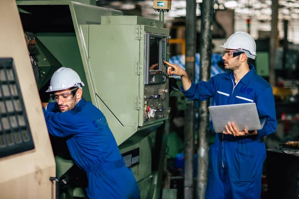 Equipo Servicio Máquina Que Comprueba Cnc Proceso Reprogramación Durante Producción — Foto de Stock