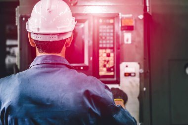 Yakın plan fabrika işçisi makineyi çalıştırıyor, yüksek beceri ve güvenlik giysileri ile iş endüstrisi..