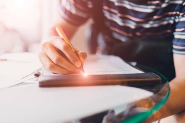 Çeşme kalem imzalama sözleşmesi kullanan, kağıt inceleme belgesi yazan veya anketi dolduran kişiler.