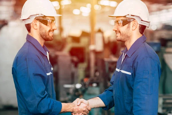 Equipo Ingeniero Trabajador Sonriente Apretón Manos Para Terminar Trabajo Negociación — Foto de Stock