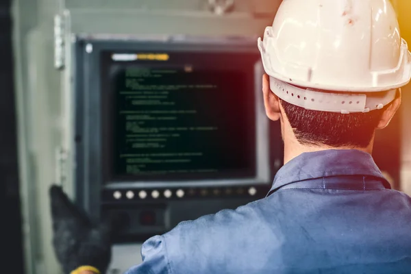 Trabalhador Operar Máquina Cnc Com Monitor Code Indústria Trabalho Alta — Fotografia de Stock