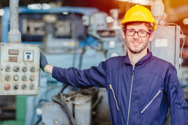 Feliz Americano Adolescente Worker Engineer Sonriendo Para Mantenimiento Servicio Fijar — Foto de Stock