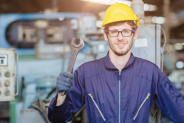 Feliz Americano Adolescente Trabajador Manejar Wrench Engineer Sonriendo Para Mantenimiento —  Fotos de Stock