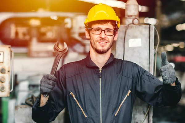 Retrato Joven Trabajador Feliz Americano Disfrutar Feliz Sonriendo Para Trabajar — Foto de Stock