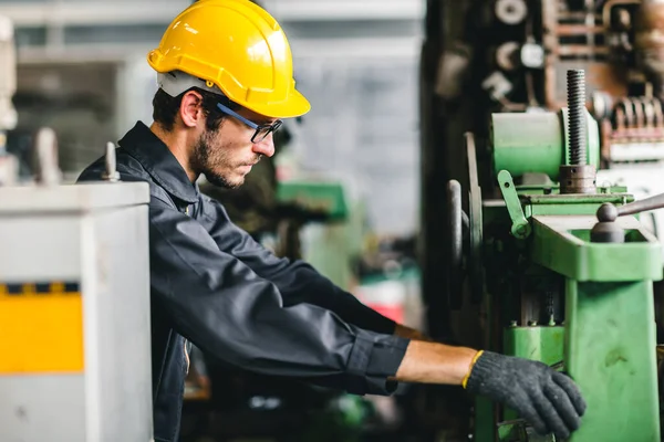 Jonge Amerikaanse Werknemer Wil Gaan Werken Een Zware Industriële Fabriek — Stockfoto