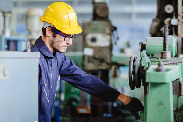 Trabajador Americano Joven Man Engineer Sonriendo Para Mantenimiento Servicio Fijar —  Fotos de Stock