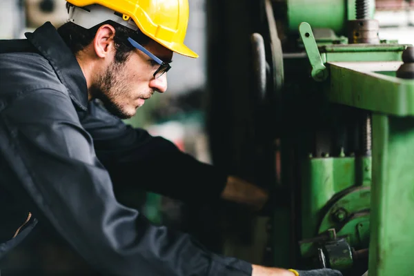 Joven Trabajador Americano Tiene Intención Trabajar Una Fábrica Industrial Pesada — Foto de Stock