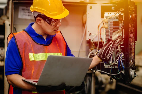 Equipo Ingeniero Servicio Que Trabaja Con Panel Trasero Electrónico Del — Foto de Stock