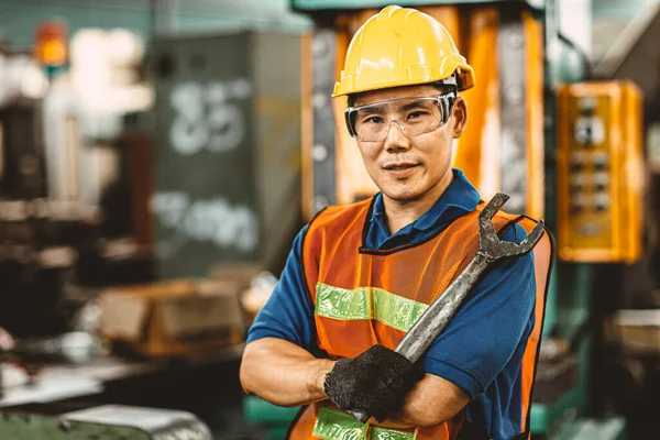 Retrato Los Trabajadores Chinos Tailandeses Asiáticos Felices Disfrutan Sonriendo Para — Foto de Stock