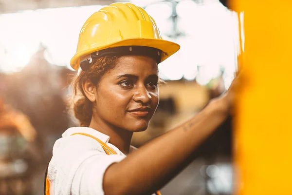 幸せなアフリカ系アメリカ人女性労働者安全スーツヘルメットは 福祉のための鉄鋼機械オペレーターと重工業工場での労働としての笑顔をお楽しみください — ストック写真