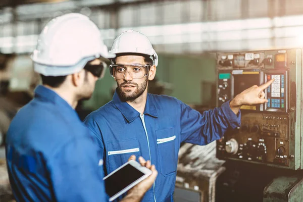 Equipo Ingenieros Hablando Juntos Para Discutir Enseñar Aprender Dar Educación — Foto de Stock