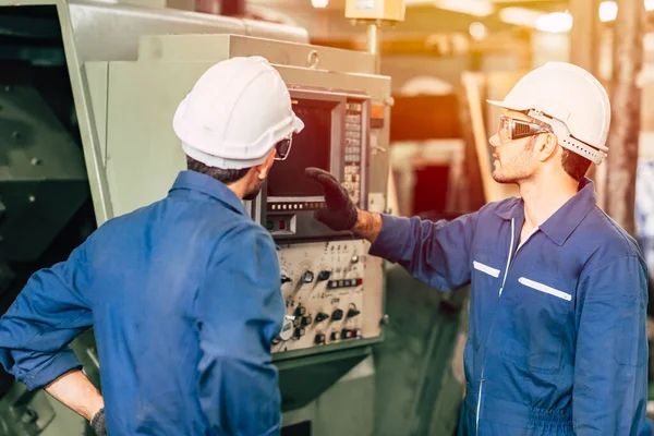 Ingeniero Industria Equipo Trabajador Enseñanza Ayuda Amigo Operar Control Máquina — Foto de Stock