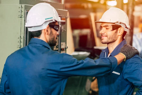 Ingeniero Supervisor Admirado Orgulloso Equipo Trabajadores Trabajando Bien Manera Más —  Fotos de Stock