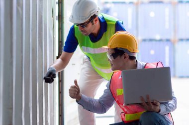 Sevkiyat limanındaki denetim mühendisi ekibi güvenlik ve güvenlik için Intermodal konteynırların standart yük konteynırlarını kontrol ediyor..