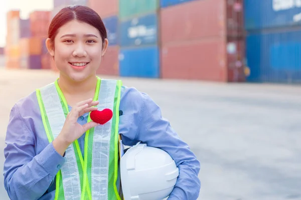 集装箱货运港的少女工作者 以爱心和良好的服务精神工作理念 — 图库照片