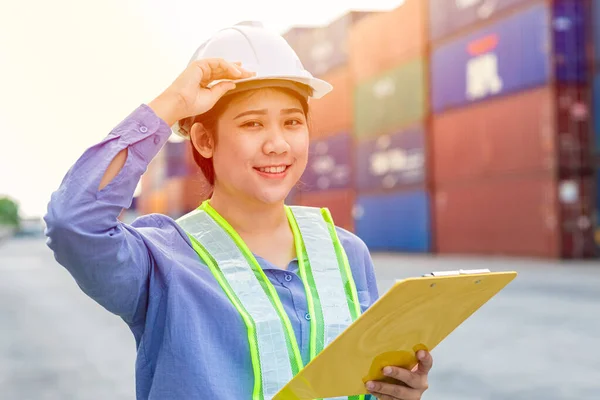 Portret Van Aziatische Meisje Tiener Werknemer Werken Scheepvaart Cargo Haven — Stockfoto