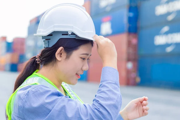 亚洲少女在货运港口工作和管理进出口货物集装箱安全使用白盔的工人 — 图库照片