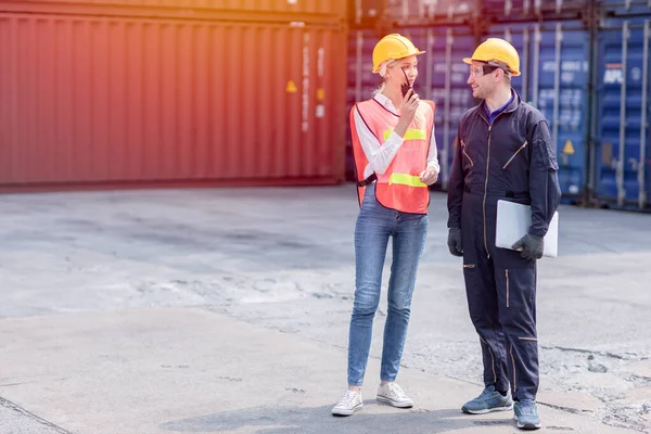 Logistieke Werknemer Man Vrouw Werkend Team Met Radio Controle Laden — Stockfoto