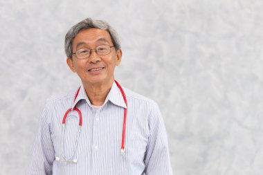 Çinli doktorun portresi. Sağlıklı yaşlı adam. Asyalı yaşlı..