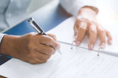 Ofis masasında tükenmez kalemle çalışan yaşlı el yazısı kağıtları..