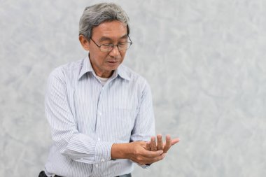 Yaşlı el ağrısı ve Trigger Finger veya romatizma eklem iltihabı..