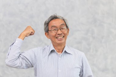 Helathy güçlü Çinli Asyalı yaşlı mutlu bir gülümseme ile Corona virüs hastalığından kurtuldu.