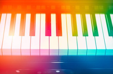 Yaratıcı müzik eğitimi, eğlence okulu posterleri için renkli piyano klavyesi nota defteri.
