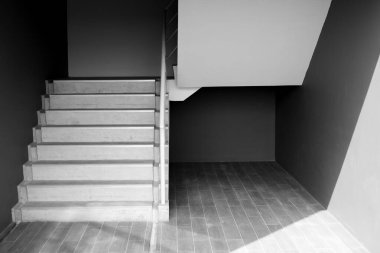 Merdiven ya da merdiven, binanın siyah beyaz modern mimarisi..