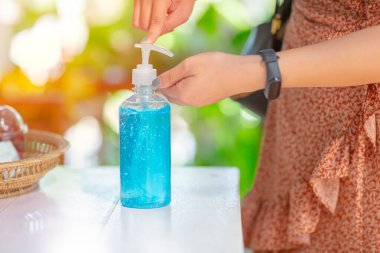 İnsanlar el temizleme jeli antibecteria ve Coronavirus hastalığı 2019 (COVID-19) virüsünden korunmak için el temizleyicileri kullanıyorlar..