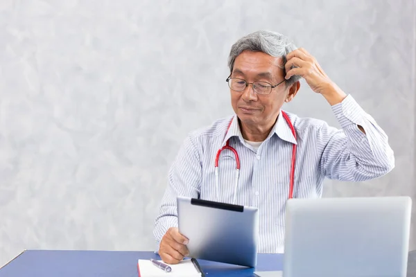 Doctor Impensable Viejo Chino Que Usa Tableta Computadora Con Confundido — Foto de Stock