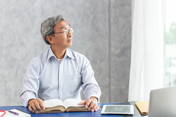 Smart Healthy Business Old Man Sitting Office Asian Elder Thinks — Stock Photo, Image