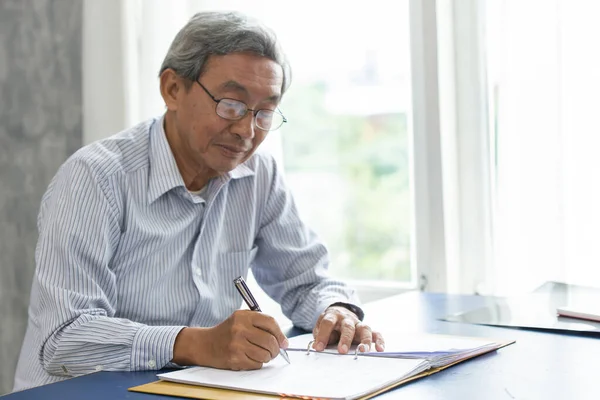 Asian Smart Business Elder Writing Document Report Office — 스톡 사진