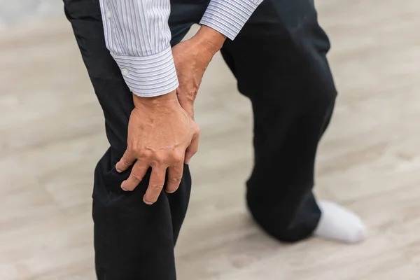 Primer Plano Mano Celebración Rodilla Dolor Anciano Hombre —  Fotos de Stock