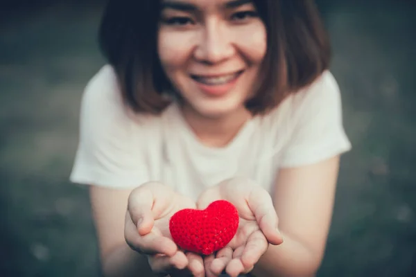 Fille Adolescent Sourire Avec Coeur Rouge Dans Main Pour Donner — Photo