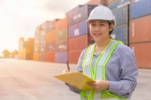 Aziatisch Jong Tiener Gelukkig Werknemer Controleren Voorraad Scheepvaart Haven Werk — Stockfoto