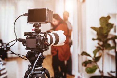 Sinematografi Aynasız Dijital Kamera ekipmanları stüdyodaki video görüntülerini kaydetmek için kurulur.