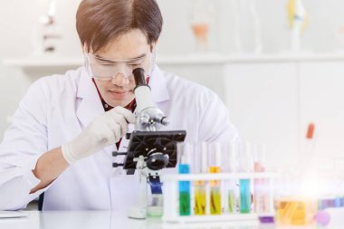 Mikroskop araştırmaları için tıbbi sağlık laboratuarında çalışan Asyalı bilim adamı Doktor
