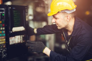 Makine kontrol panelindeki profesyonel işçi mühendisi monitörü CNC eşleştirmesi için düğmeye basın.