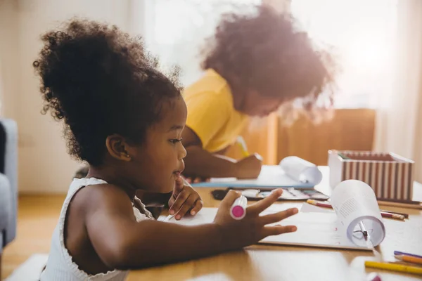 Amerikaanse Zwarte Kleuterschool Dochter Kinderen Doen Huiswerk Onderwijs Met Haar — Stockfoto