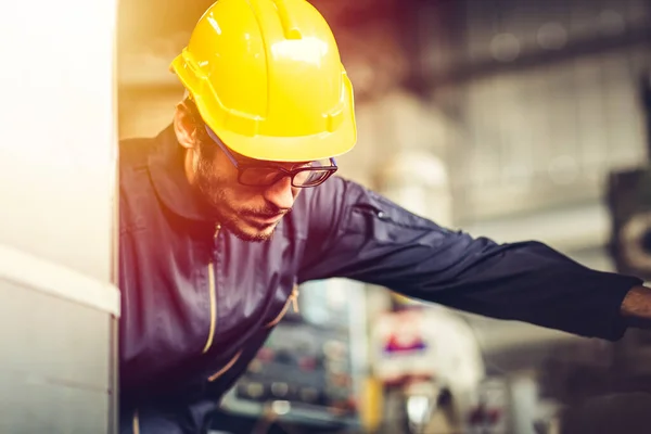 Joven Trabajador Americano Tiene Intención Trabajar Una Fábrica Industrial Pesada — Foto de Stock