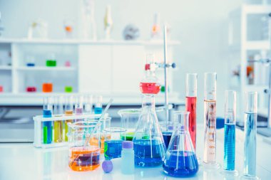 Bilim Kimya Laboratuvarı 'ndaki cam şişe ya da arka plan için renkli sıvı içeren tıbbi araştırma laboratuvarı.