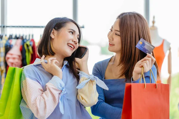 Азиатские Девушки Наслаждаются Покупками Безналичной Кредитной Картой Телефонный Звонок Кредит — стоковое фото