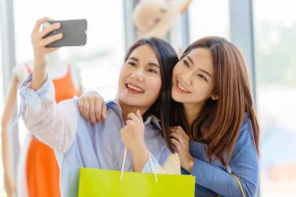 Азиатские Девушки Другом Счастливы Наслаждаться Покупками Момент Счастье Весело Селфи — стоковое фото