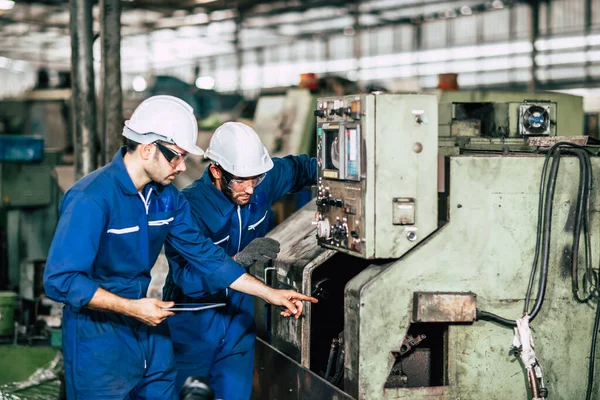 工場機械メンテナンスサービスエンジニアチームワーカーが工場でチームワーク検査官と協力 — ストック写真