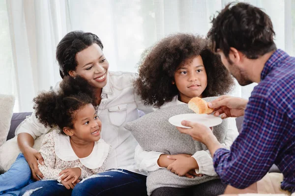 Heerlijk Huis Gelukkig Familie Samenwonen Woonkamer Vader Moeder Spelen Met — Stockfoto