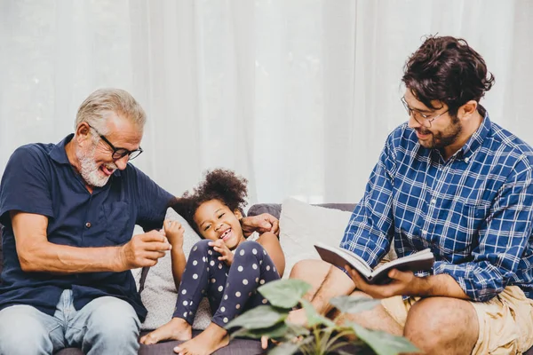 Feliz Momento Familiar Anciano Con Niño Niña Hijo Casa Sala — Foto de Stock