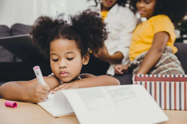 Niña Pequeña Piel Negra Haciendo Deberes Casa Con Hermana Madre — Foto de Stock