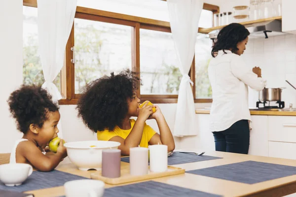 Mutter Kocht Für Ihre Beiden Kinder Die Auf Das Mittagessen — Stockfoto